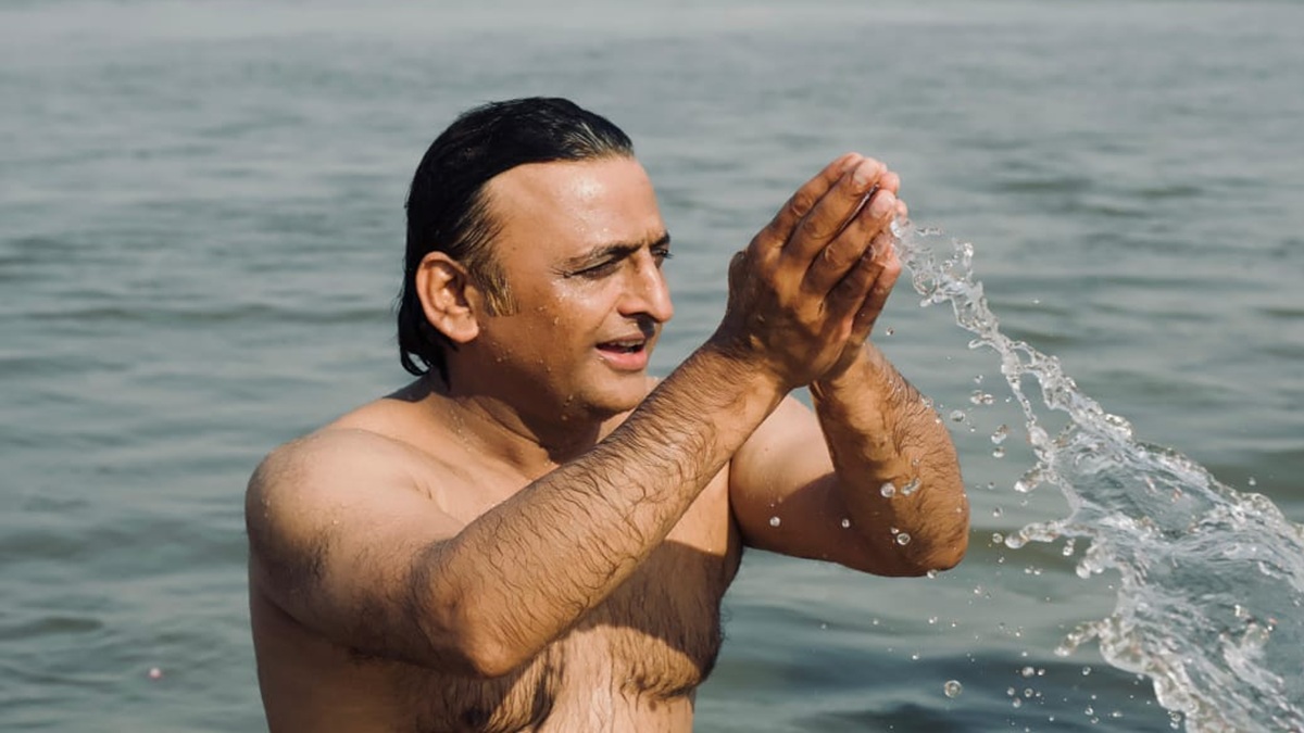 Mahakumbh 2025: Akhilesh Yadav takes holy dip at Triveni Sangam in Prayagraj | Video