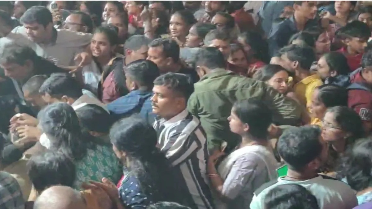 Stampede-like situation occurs at Bageshwar Dham Dhirendra Shastri's programme | Video