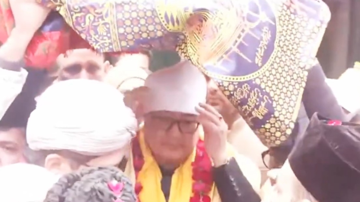 Kiren Rijiju offers 'chadar' at Ajmer Sharif Dargah on PM Modi's behalf during Urs of Khwaja Moinuddin Chishti