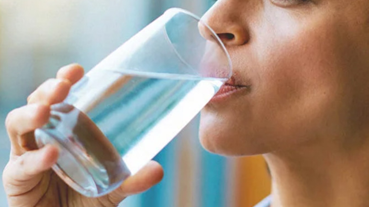 Drinking lukewarm water on an empty stomach in the morning gives these amazing benefits