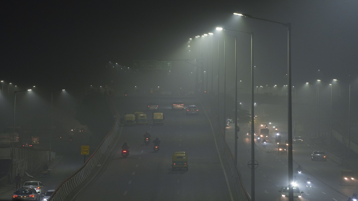 Delhi wakes up to dense fog, several flights and trains delayed | Check weather report