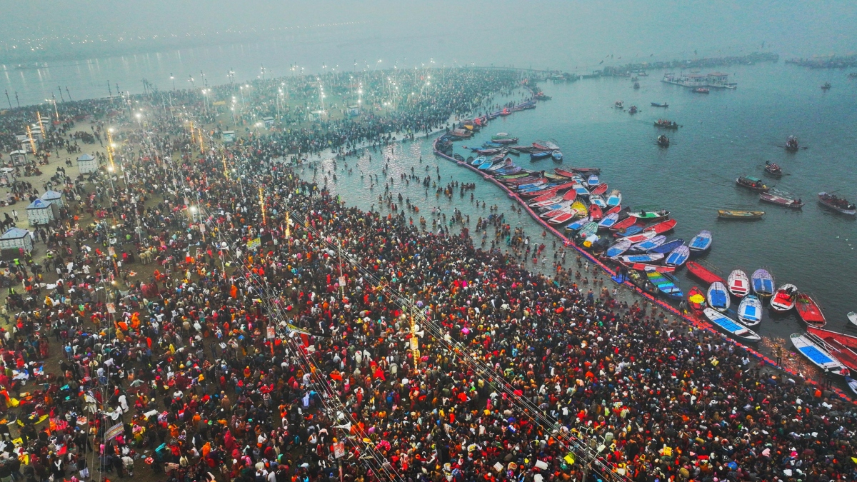 Mahakumbh: Devotees take holy dip in Sangam as Kumbh Mela begins in Prayagraj | Watch