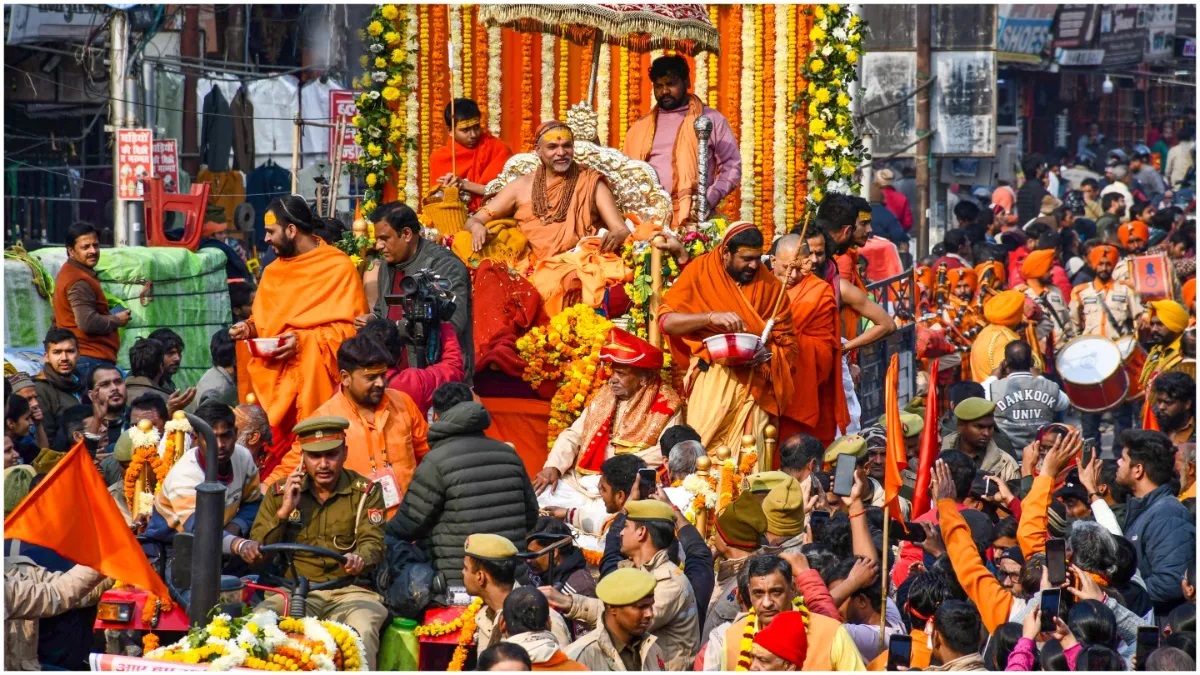 Mahakumbh witnesses historic moment as three Shankaracharyas unite at Mela, issue joint 'Dharmadesh'