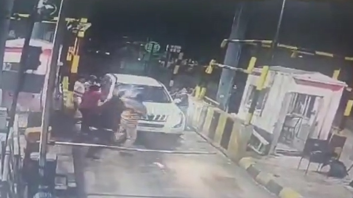 Caught on cam: Drug smugglers run over police constables at toll plaza in Andhra Pradesh | WATCH