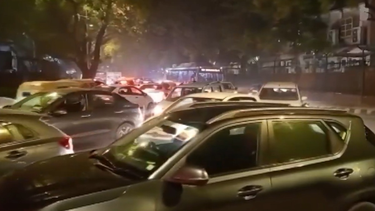 Massive traffic jams witnessed across Delhi on New Year's Day, metro records overcrowding | Video