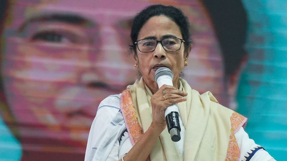 Indian fishermen were beaten up in Bangladesh jail, alleges Mamata Banerjee after felicitating them