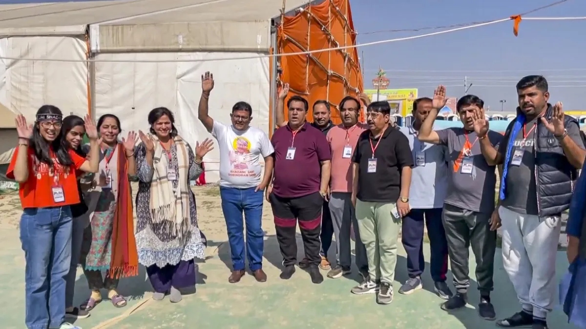 68 Pakistani Hindu pilgrims take holy dip at Sangam in Prayagraj – India TV 68 Pakistani Hindu pilgrims take holy dip at Sangam in Prayagraj – India TV