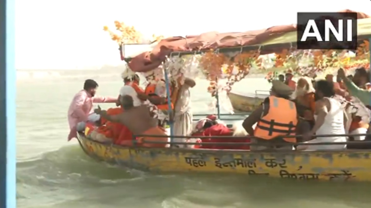 Ram Temple chief priest Acharya Satyendra Das given 'Jal Samadhi' in Saryu river | VIDEO