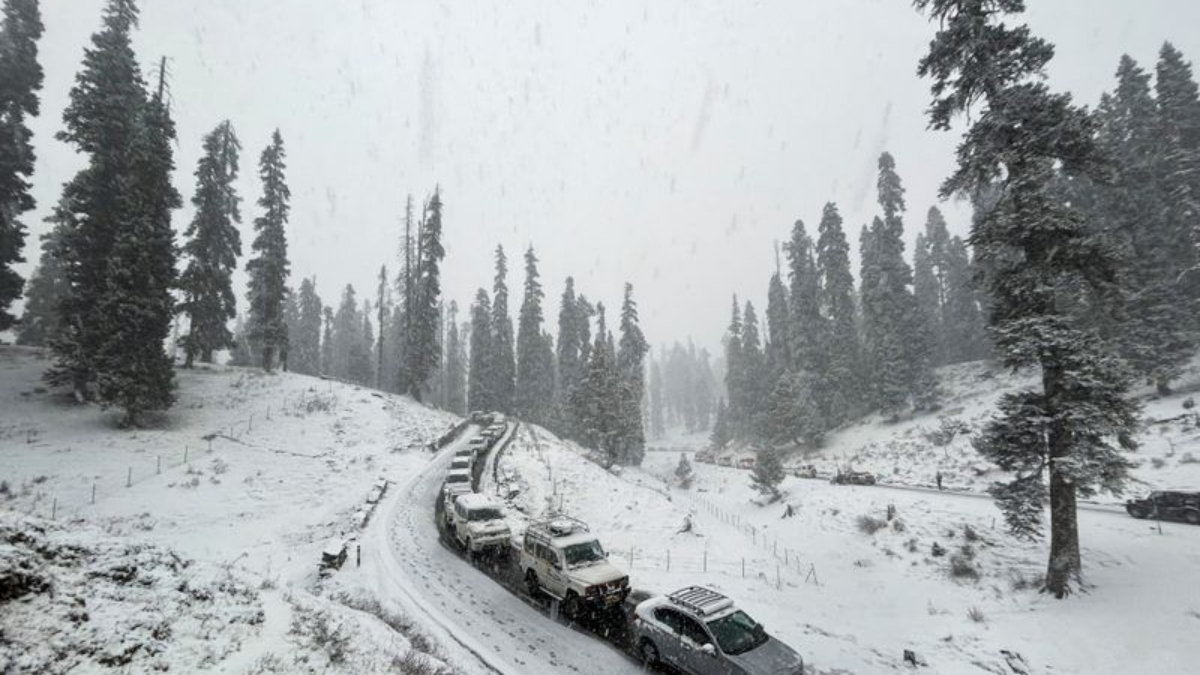 Helicopter, ropeway services to Vaishno Devi Shrine suspended due to rains and snowfall in J-K Helicopter, ropeway services to Vaishno Devi Shrine suspended due to rains and snowfall in J-K