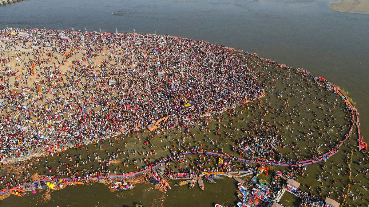 Mahakumbh: Over 41 crore devotees have taken holy dip, pilgrims continue to reach ghats of Triveni Sangam