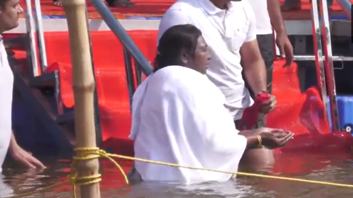 Mahakumbh: President Droupadi Murmu offers prayers at Sangam after taking a holy dip | Video