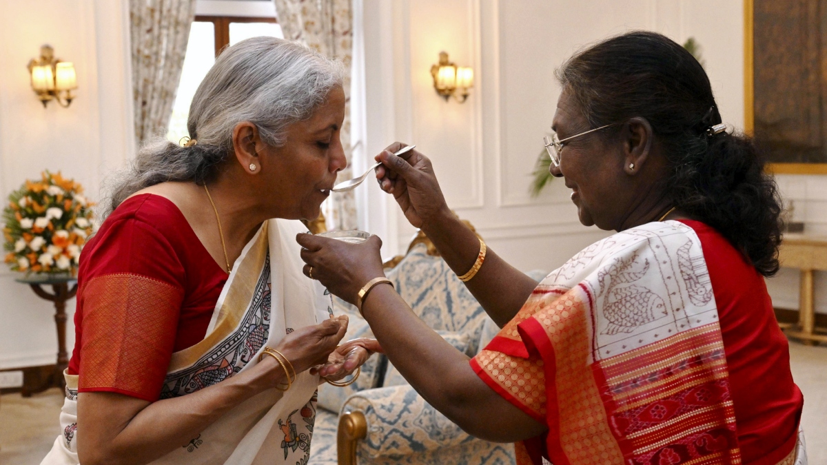 Budget 2025: President Murmu feeds 'dahi-cheeni' to Nirmala Sitharaman | Watch video