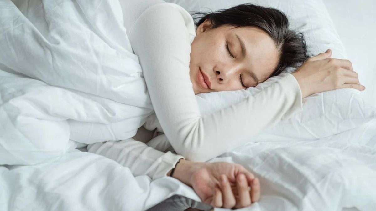 Doomscrolling to high sugar foods; these nighttime habits that affect your sleep