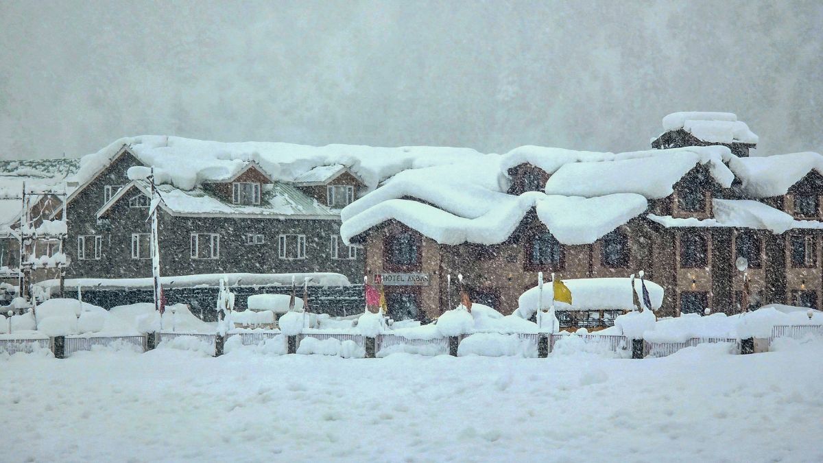 J-K: Heavy snowfall, rains lash several parts of valley, check list of roads, highways closed