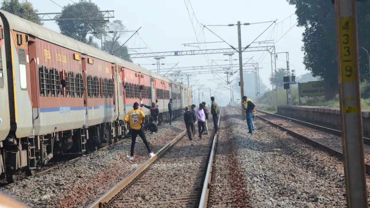 Jharkhand: Passengers hurl stones, block tracks after failing to board train