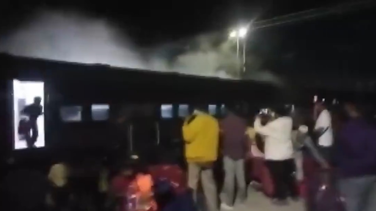 Fire breaks out on Barak Brahmaputra Express at Bihara station | Video Fire breaks out on Barak Brahmaputra Express at Bihara station | Video