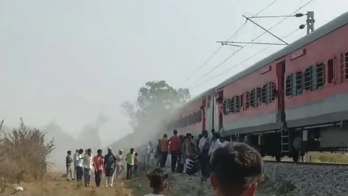 Fire breaks out in Triveni Express coming from Prayagraj, panic among passengers as smoke rises | VIDEO