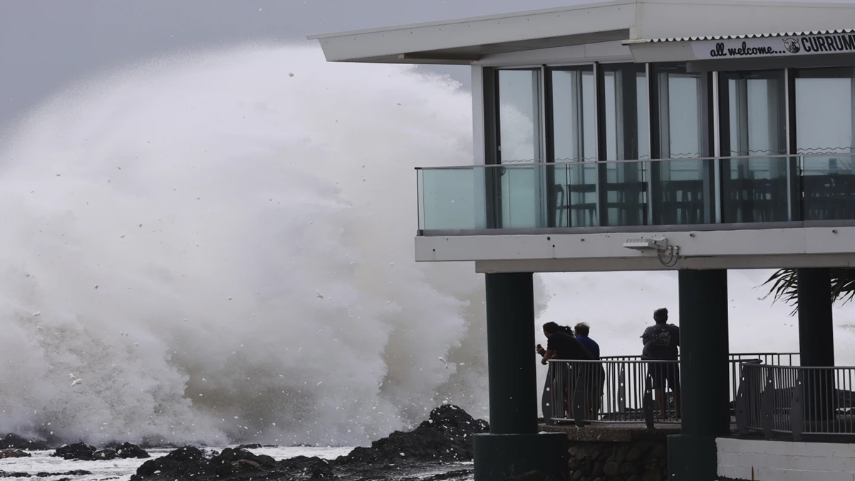 Cyclone Alfred hits eastern Australia; schools shut, transport halted in Queensland