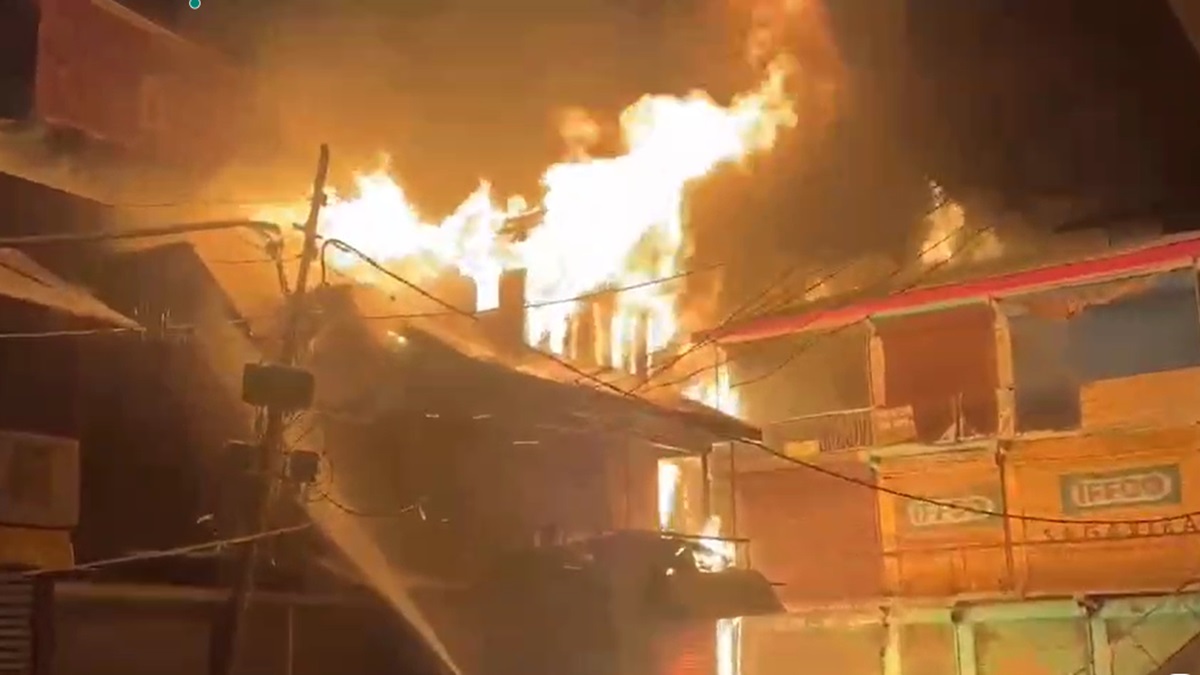 J-K: Massive fire breaks out in Shopian, several houses and shopping complexes gutted | VIDEO