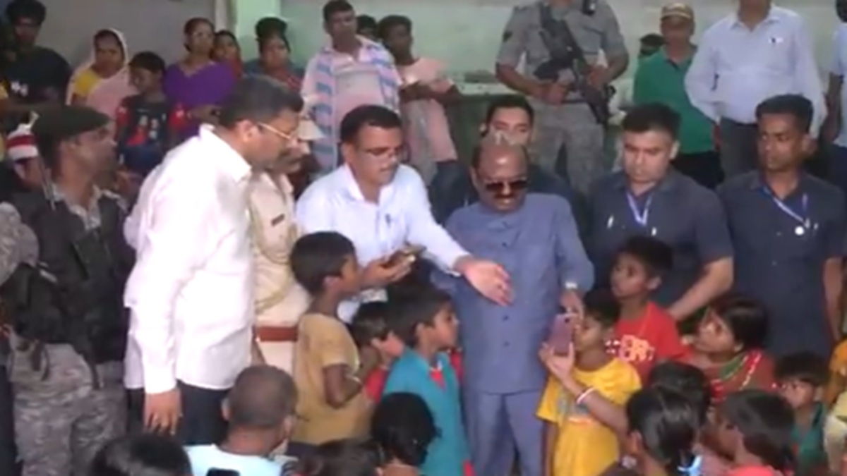 Bengal Governor meets riot victims in Malda refugee camp, likely to visit Murshidabad today