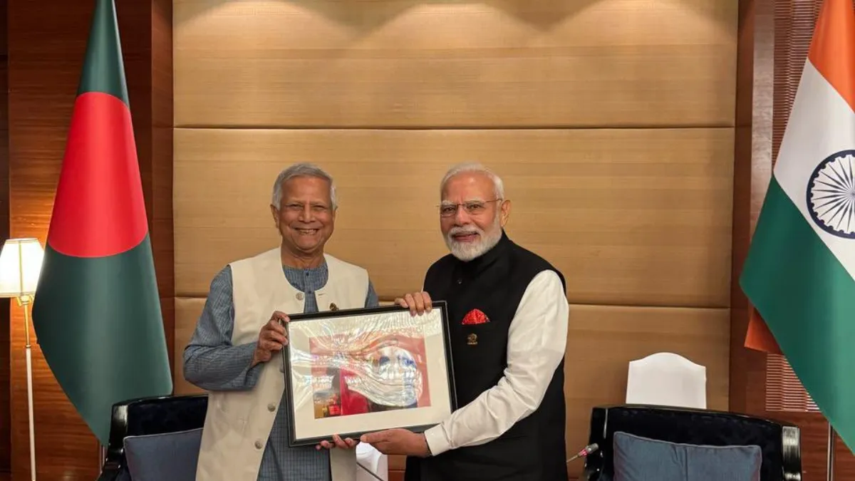 Yunus gifts PM Modi a throwback photo