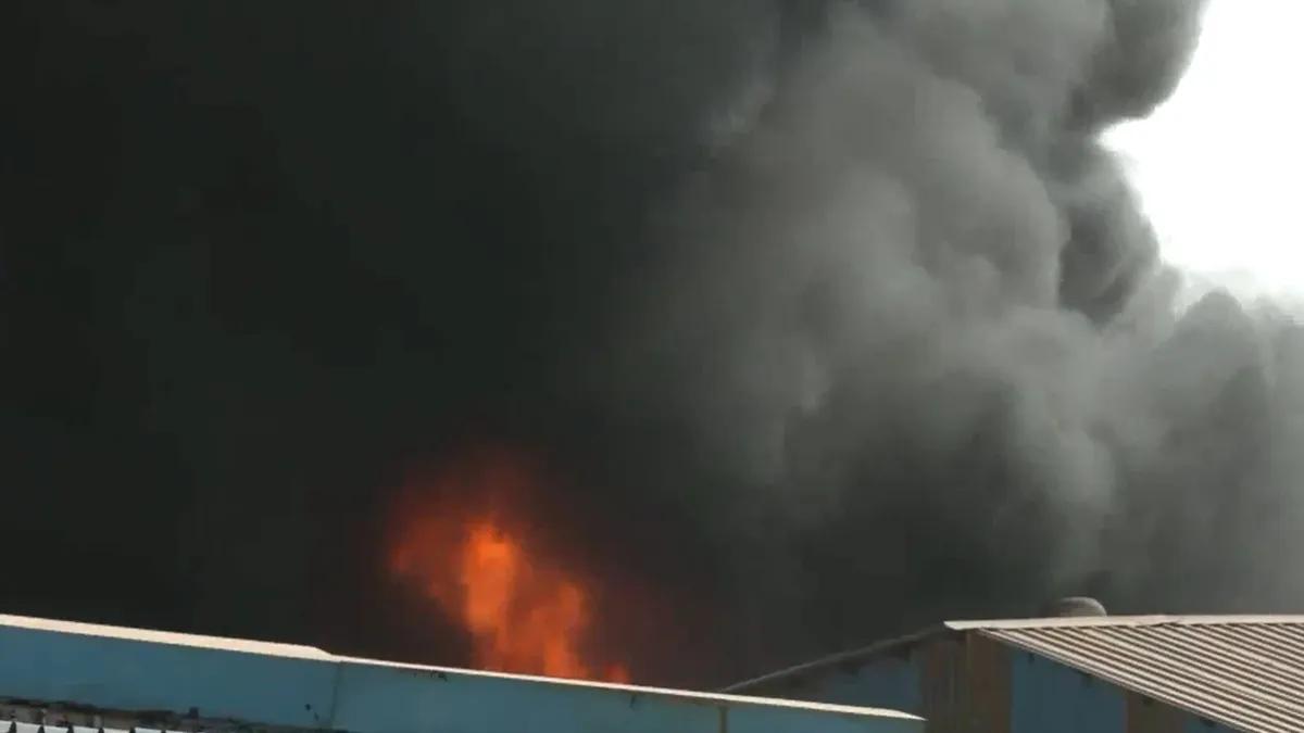  Massive fire breaks out in chemical factory in Ahmedabad.