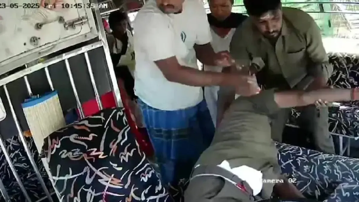 The bus conductor rushed to take control of the steering wheel after the driver collapsed while driving.