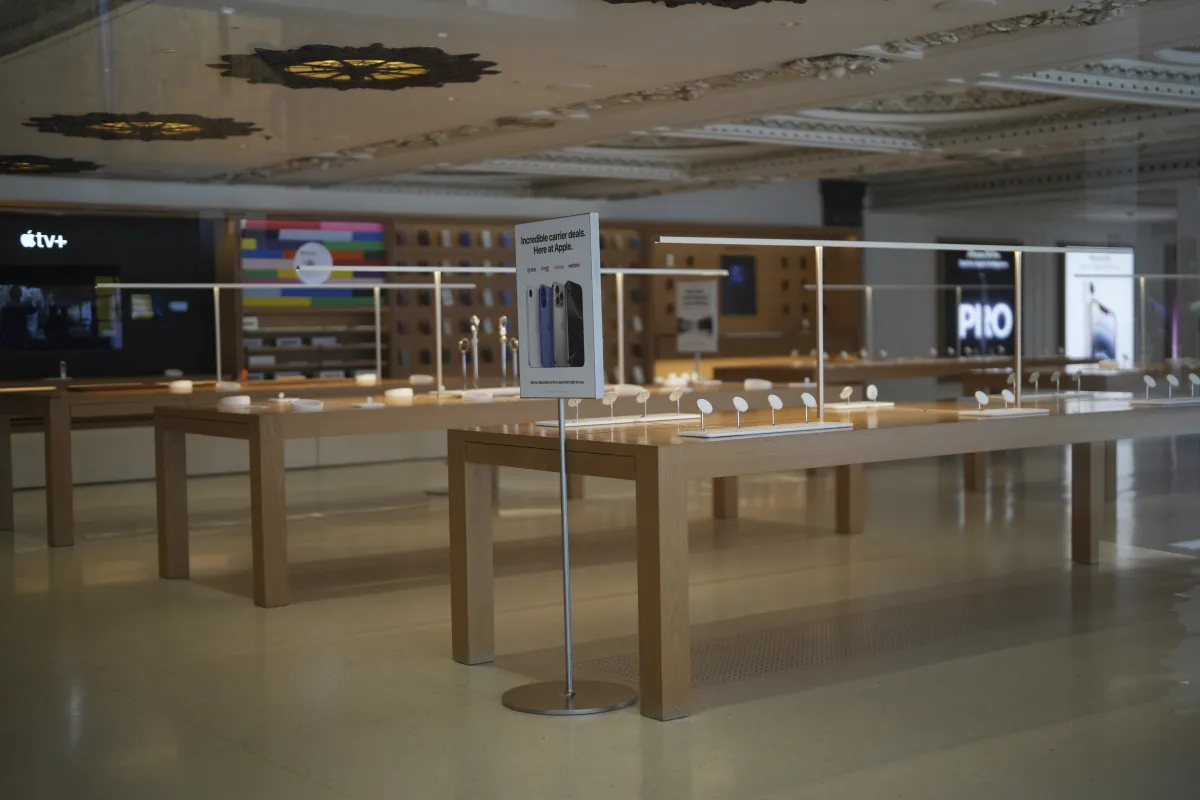 Apple opens its fifth store in Noida