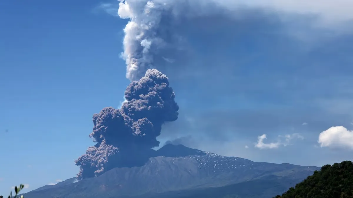 Mount Etna erupts, sending tourists fleeing as ash and smoke billow into  the sky | World News – India TV
