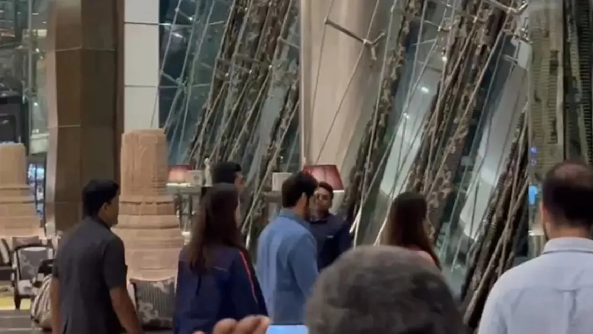 Aaditya Thackeray was at the luxury Mumbai hotel around the same time Chief Minister Devendra Fadnavis was present there