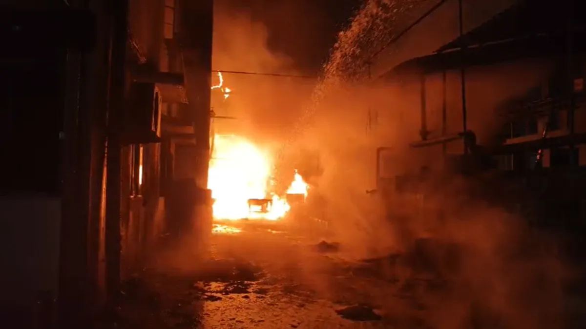 Massive fire breaks out at chemical company in Navi Mumbai. 
