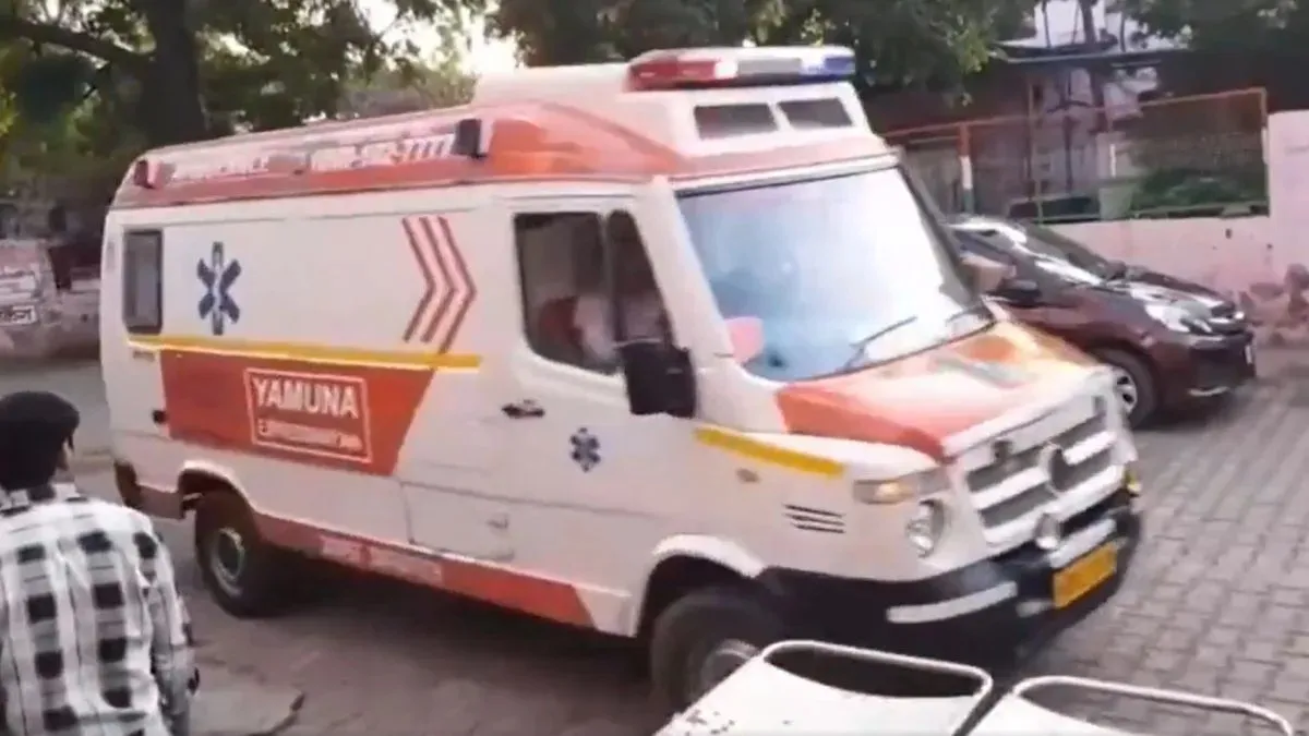 Six people traveling in the car lost their lives.