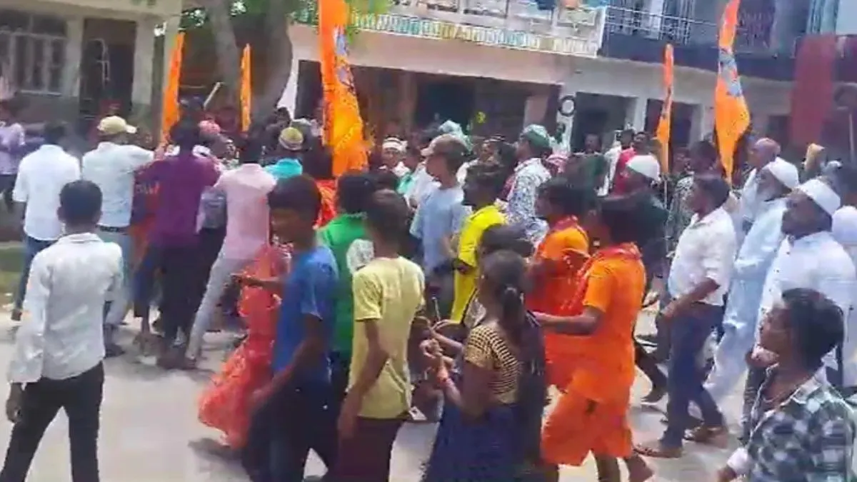 Devotion for Lord Shiva was seen across all sections of society as young and uniquely dressed as Kanwariyas. 