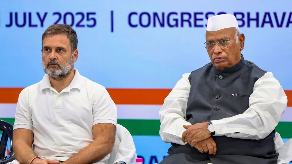 Congress MP Rahul Gandhi (left) and party president Mallikarjun Kharge (right)