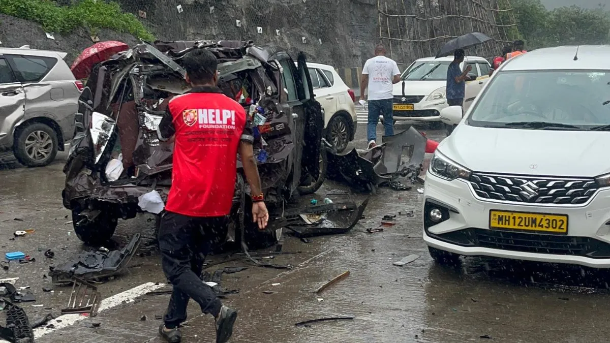 Mumbai-Pune Expressway accident. 