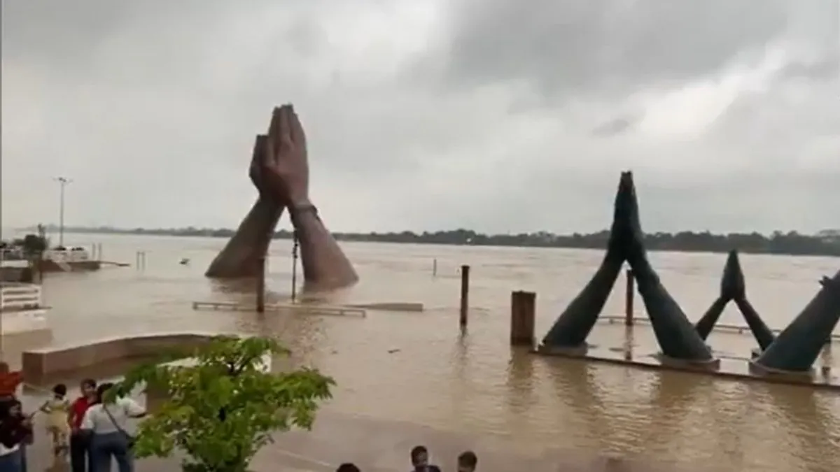 On Friday, the water had entered the police booth and the Ganga temple located on the upper steps of Dashashwamedh Ghat. Varanasi floods