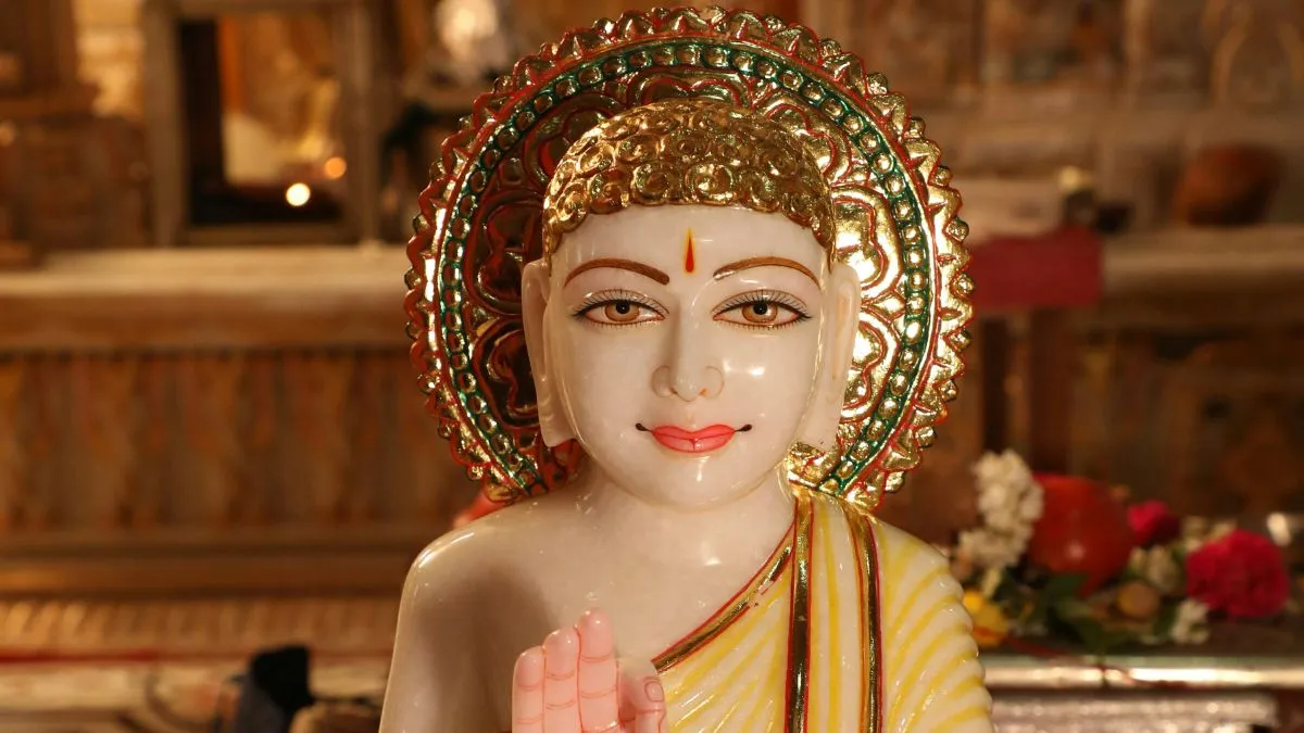A serene idol of Lord Mahavir, central to Paryushan 2025 prayers and rituals