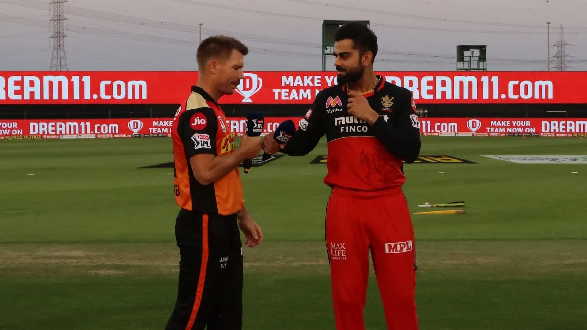 David Warner alongside Virat Kohli during an IPL match in 2020 in Abu Dhabi