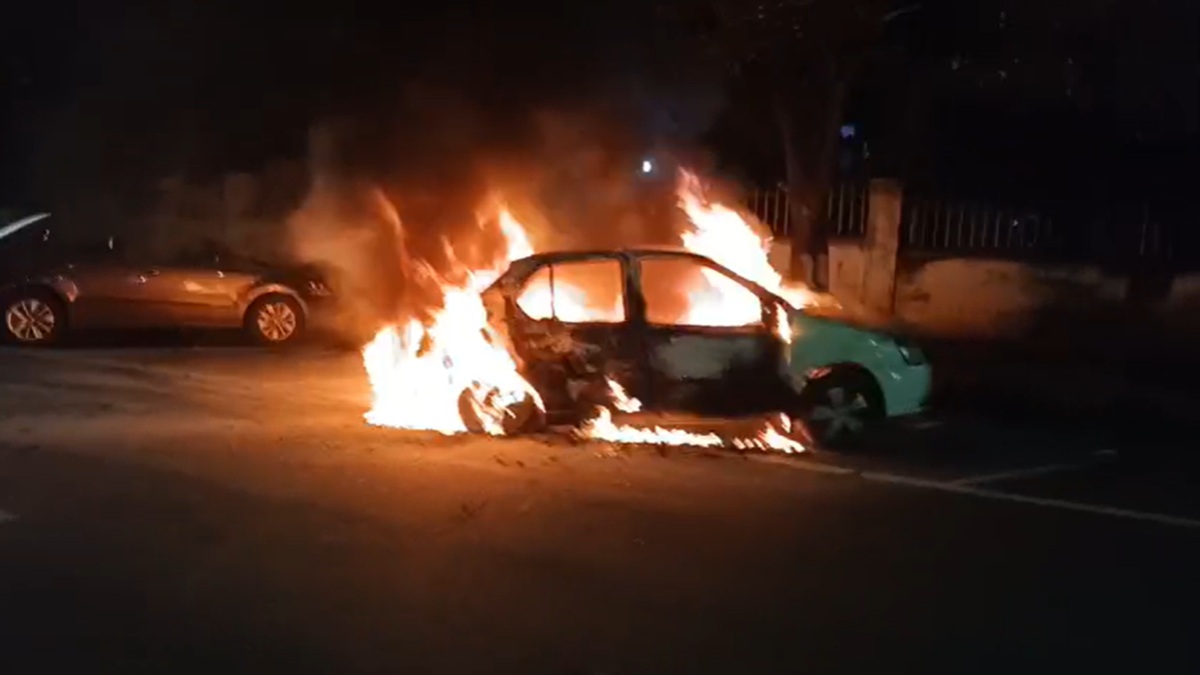 Maharashtra: Car catches fire near Civil Lines District Court in Nagpur ...