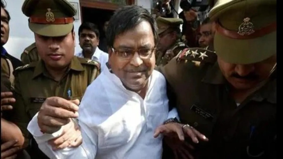 Ex-UP minister Gayatri Prajapati attacked inside jail, inmate ...