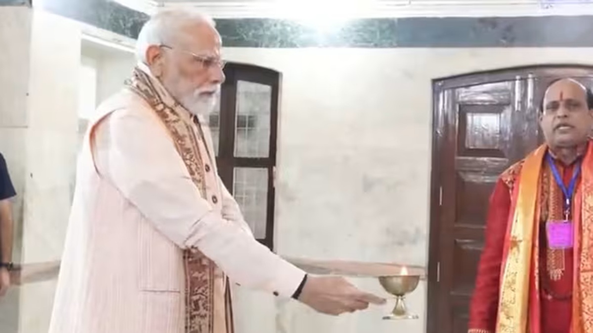 PM Modi visits Delhi's CR Park, attends Durga Puja festivities | WATCH ...