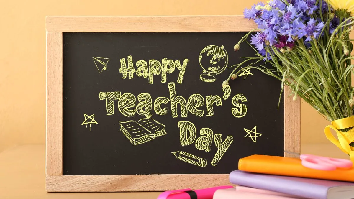 A cheerful blackboard message with flowers and books to celebrate Teachers’ Day