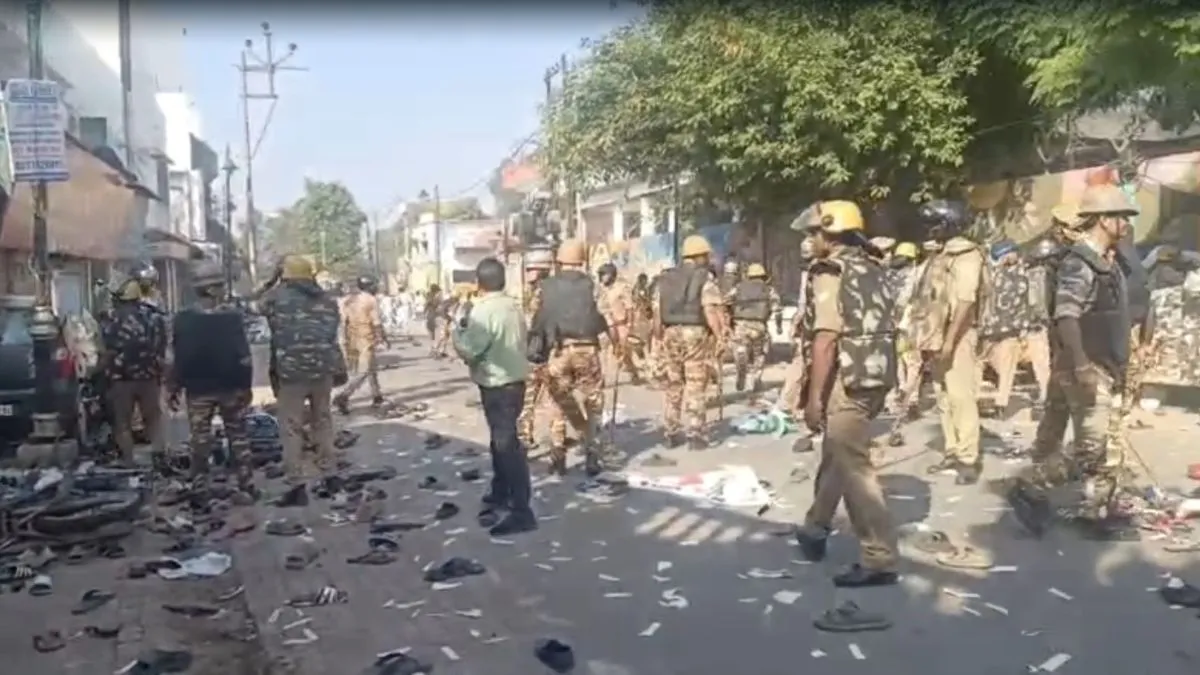 Supporters of Maulana Tauqeer Raza had gathered to submit a memorandum when the crowd suddenly turned violent.