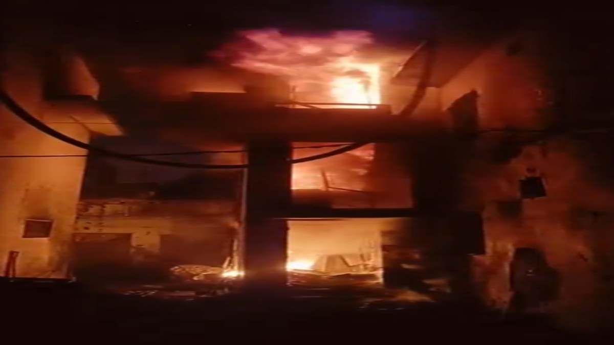 Lucknow: Massive fire erupts in three-storey house in Aliganj | Video
