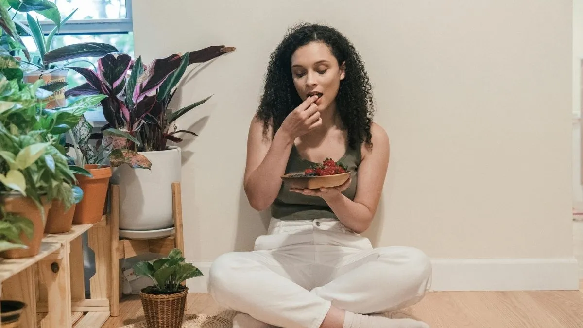 A doctor-approved guide to increasing platelet count naturally with vitamin C foods, folate, B12, iron, papaya leaf extract and lifestyle changes.