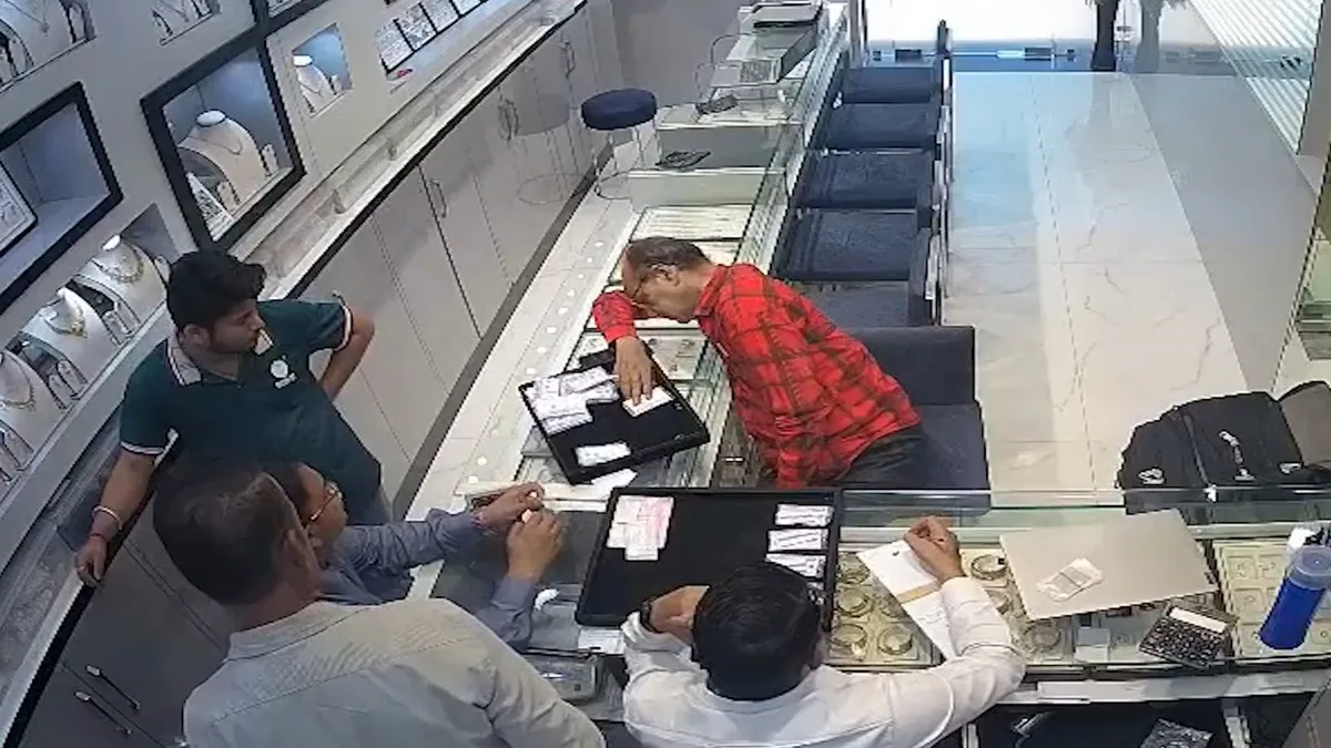 Kota: CPR hero saves Jaipur businessman's life in jewellery shop.