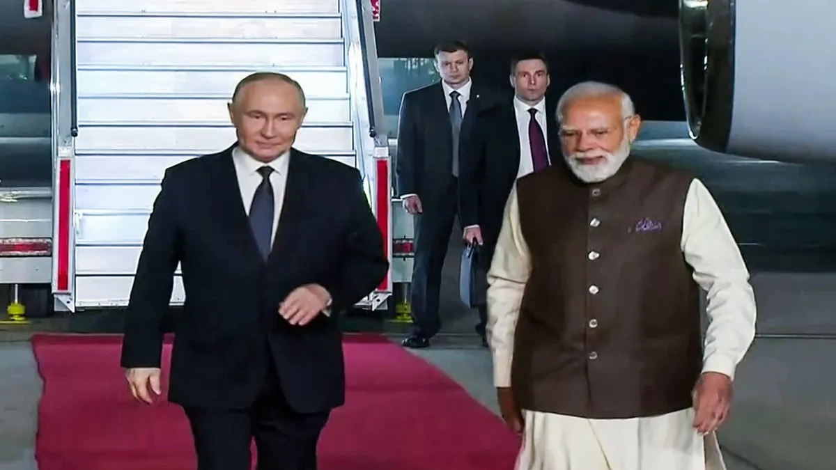 Prime Minister Narendra Modi received Russian President Vladimir Putin at the Palam Airport. 