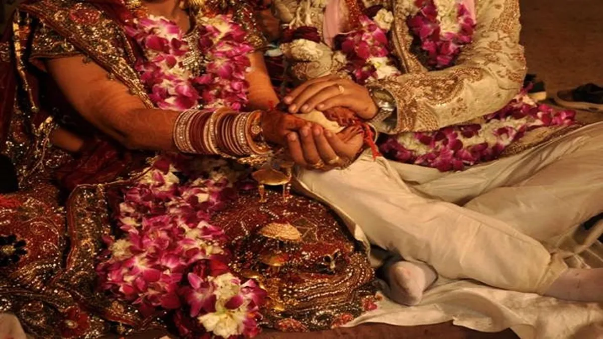 Bride elopes with lover moments after Varmala