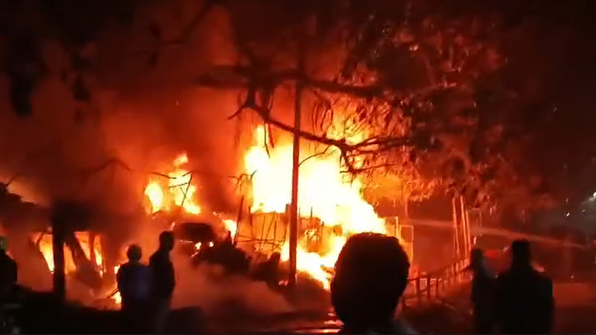 Over 40 shops destroyed in major fire in Odisha's Bhubaneswar | India News  – India TV