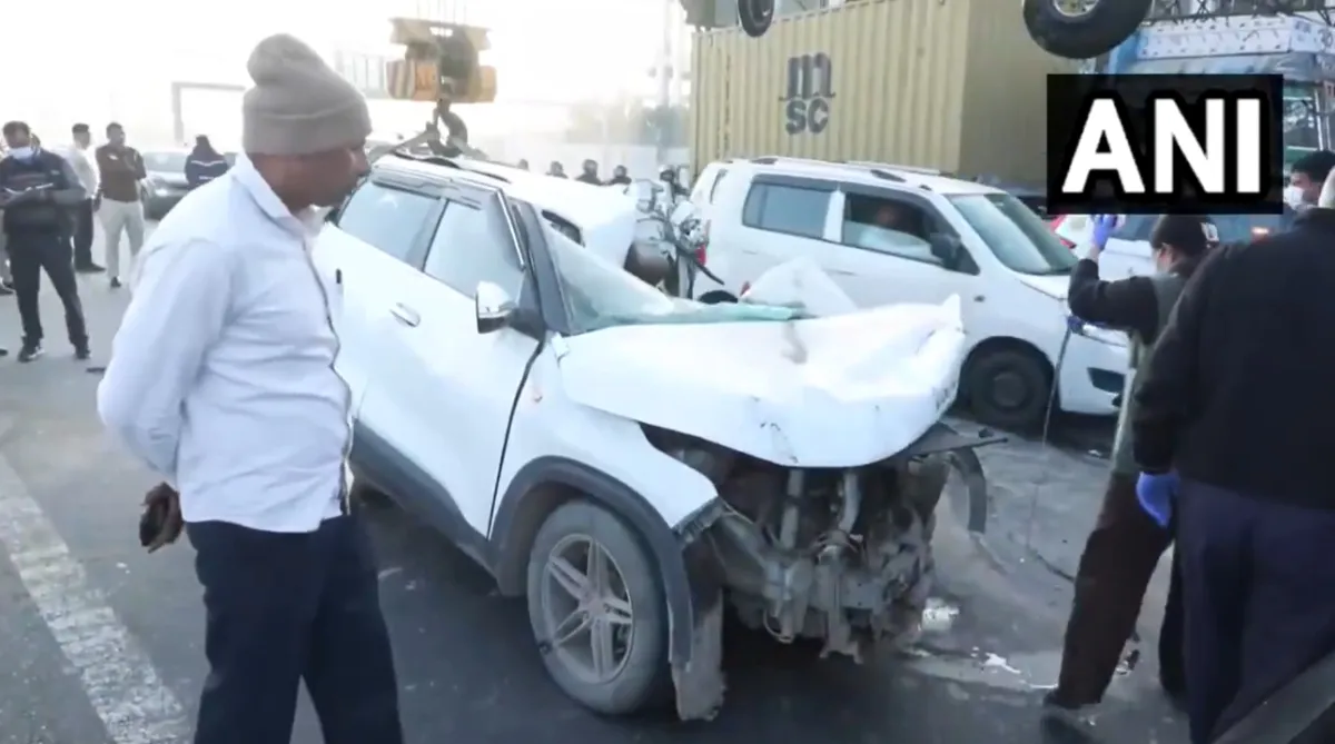 A total of 5 people were travelling in the car A total of 5 people were travelling in the car